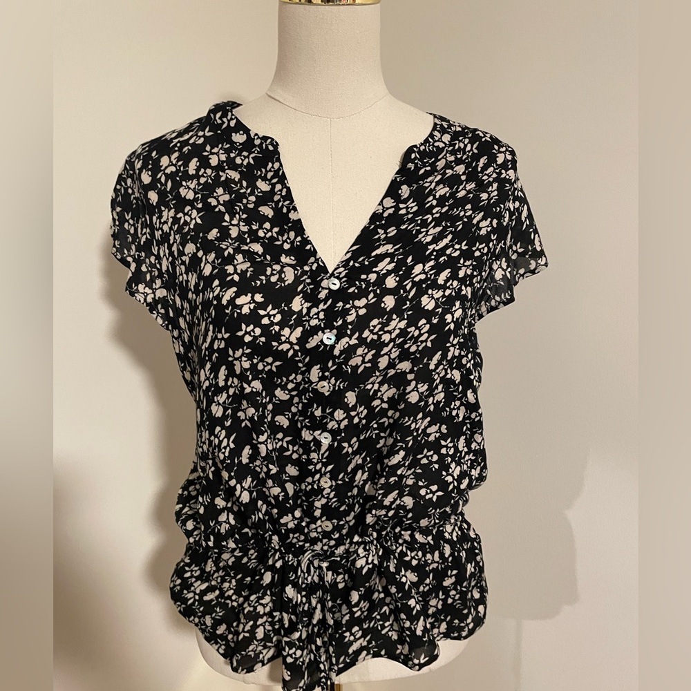 NWT‎ DR2 b&w floral top. Ties at waist